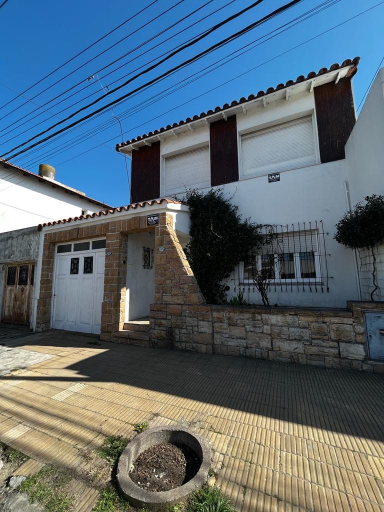 🏡 EN VENTA | Propiedad ubicada en Mariano Moreno.  📍 Lamadrid N°3433